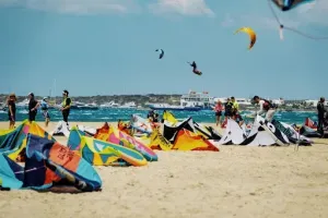 Jak bezpiecznie wynająć sprzęt do kitesurfingu