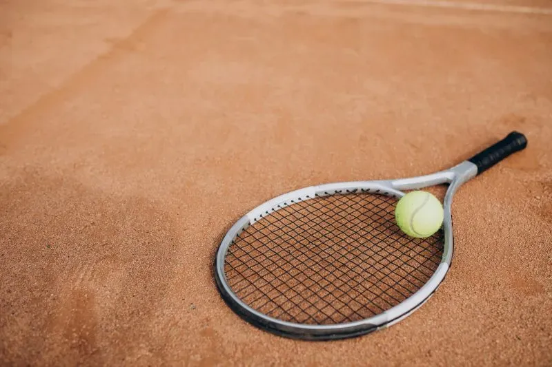 Sklep tenisowy czy market sportowy – gdzie kupić sprzęt do tenisa?